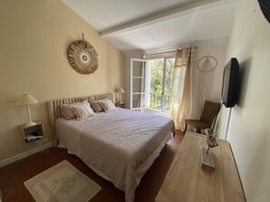 3 عدّة غرف نوم ومكواة/لوح كي وواي فاي مجانًا وملاءات أسرّة