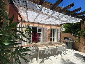 تناول الطعام بالخارج