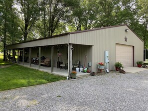 Exterior - Shady Lakes Escape-w/n minutes from Wineries & Lakes! (Hurst)