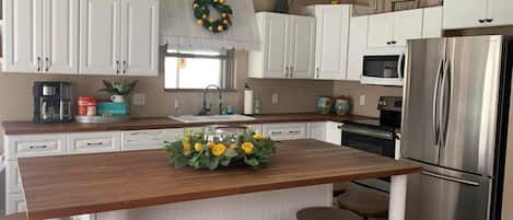 ثلاجة، ميكروويف، فرن، موقد طهي مسطح