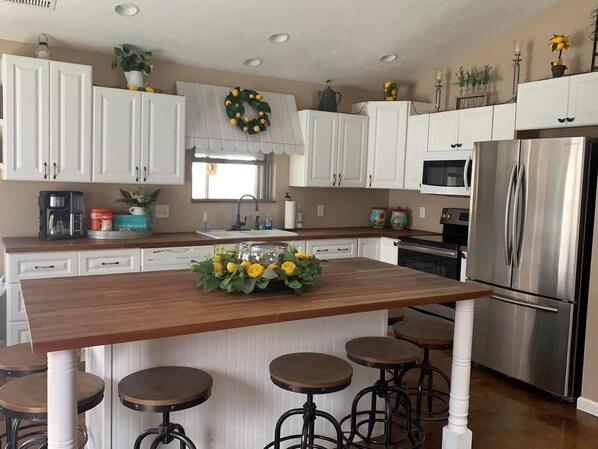 Fridge, microwave, oven, stovetop - Shady Lakes Escape-w/n minutes from Wineries & Lakes! (Hurst)