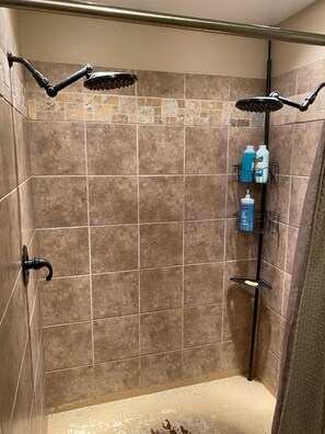Ensemble baignoire-douche, séchoir à cheveux, serviettes fournies, savon