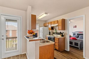 Fridge, microwave, oven, stovetop - Lovely 2-bedroom condo mins from Ft Hood & Town (Killeen)