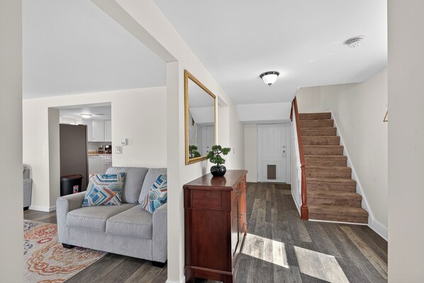 Smart TV, books, video library - Newly Renovated Historic Middletown Home 15 min to Harris-Hershey! (Middletown)