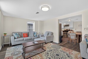 Smart TV, books, video library - Newly Renovated Historic Middletown Home 15 min to Harris-Hershey! (Middletown)