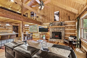 Smart-TV, Kamin, Videospiele, Bücher