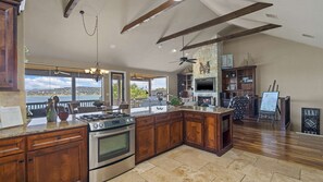 Geladeira, fogão, cooktop, lava-louças