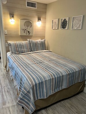 1 bedroom, iron/ironing board, free WiFi, bed sheets - Charming Studio - 5 minutes to the beach!! (Corpus Christi)