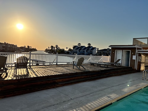 Charming Studio - 5 minutes to the beach!!