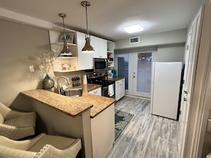 Fridge, microwave, oven, stovetop - Charming Studio - 5 minutes to the beach!! (Corpus Christi)