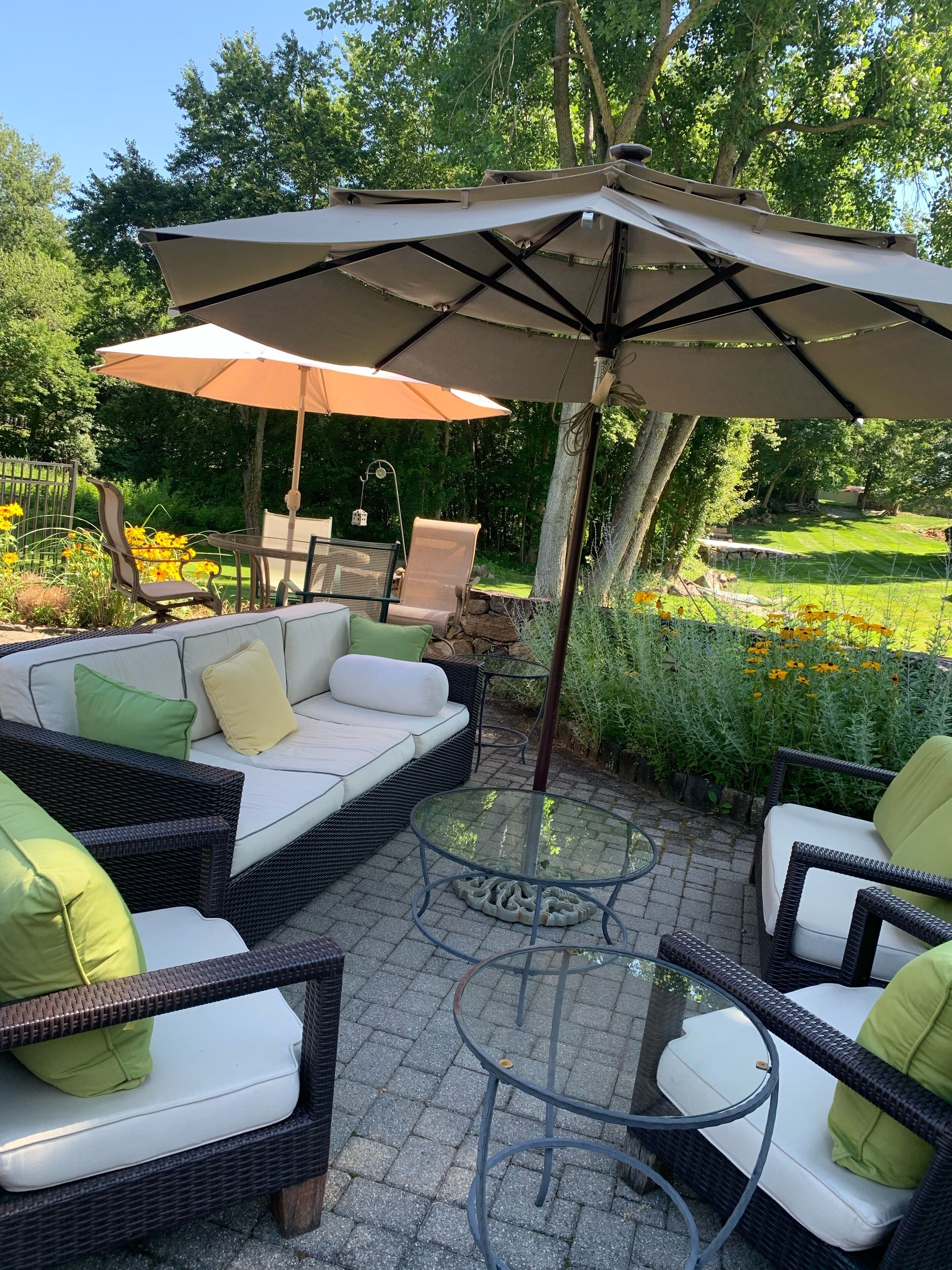 Farmhouse apartment on beautiful grounds. 2 mi. to Candlewood Lake