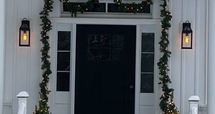 Farmhouse apartment on beautiful grounds. 2 mi. to Candlewood Lake