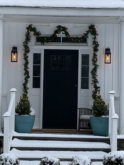 Farmhouse apartment on beautiful grounds. 2 mi. to Candlewood Lake