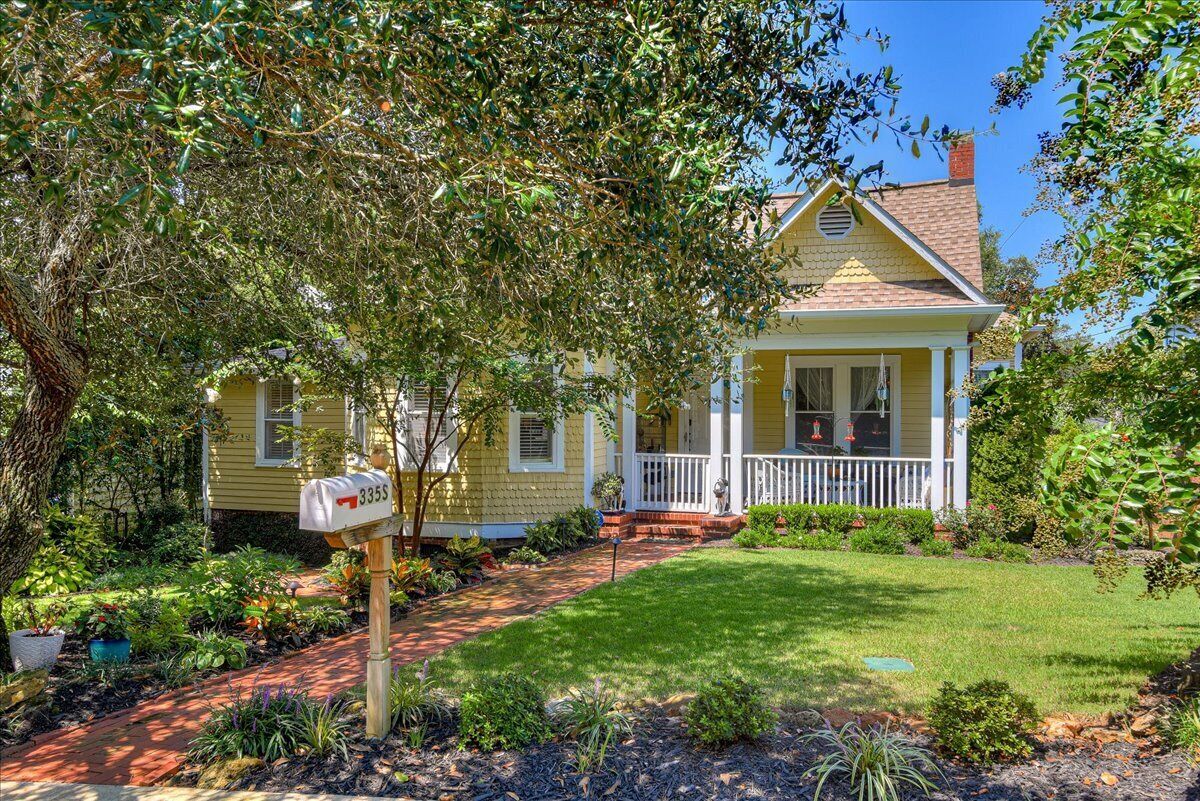 Lone Magnolia Historic Home. Peaceful and elegant.