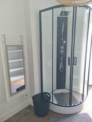 Een douche, een haardroger, handdoeken, toiletpapier