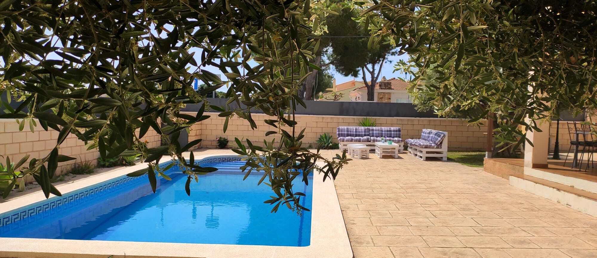 Una piscina al aire libre