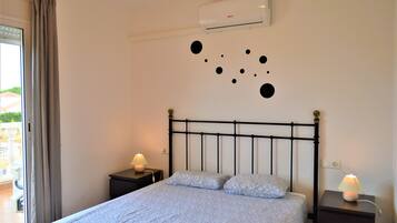 4 bedrooms, in-room safe, iron/ironing board, free WiFi