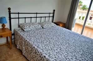 4 bedrooms, in-room safe, iron/ironing board, free WiFi - intimate house with private pool near the sea (Les Tres Cales)