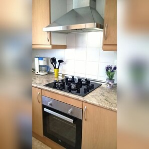 Frigorífico, microondas, horno y placa de cocina