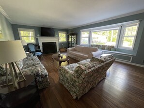 TV, fireplace