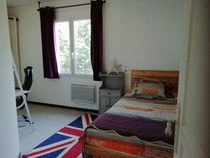 3 bedrooms, desk, iron/ironing board, free WiFi