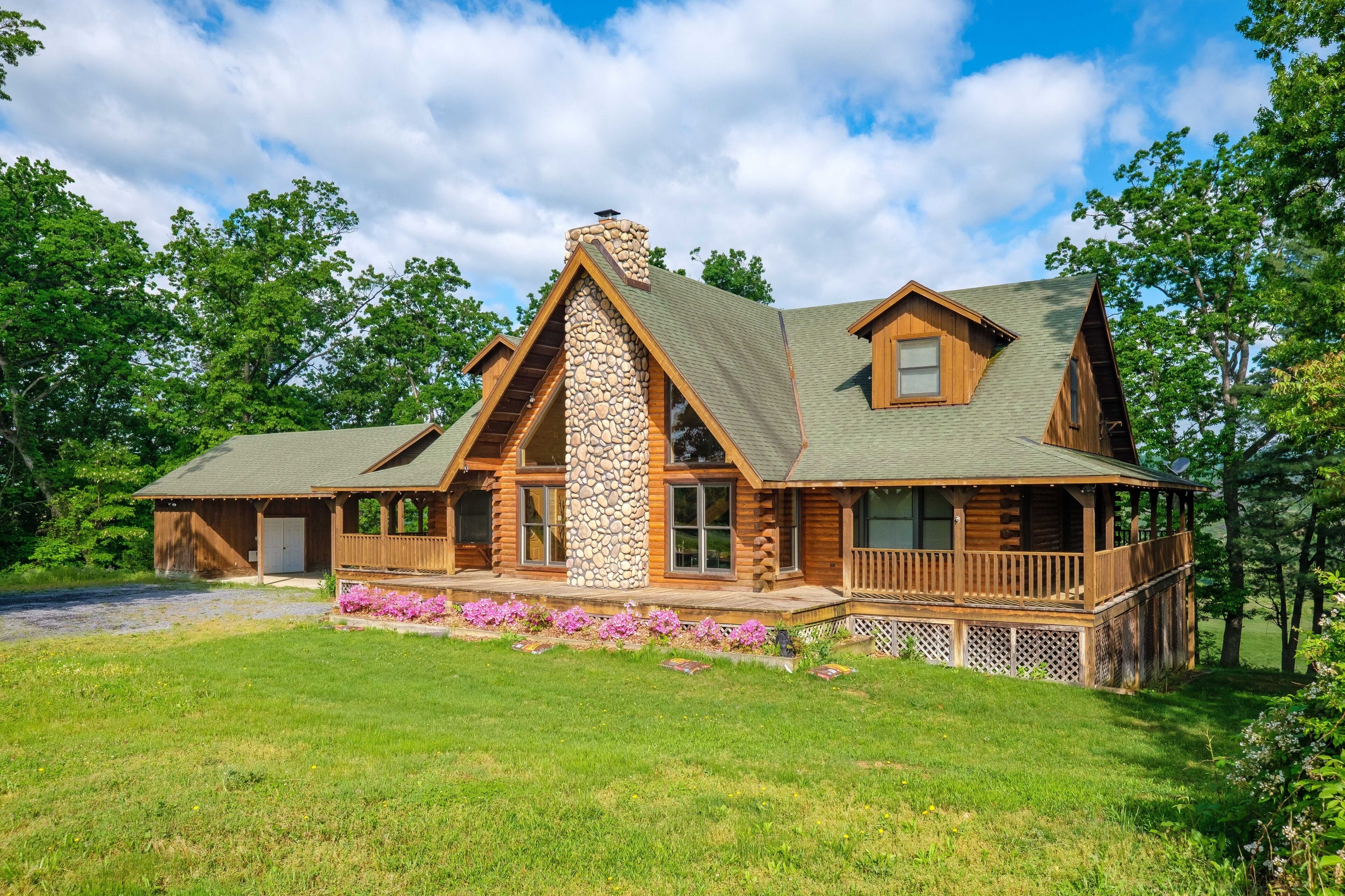 Beautiful 4 Bedroom Log Cabin | Shenandoah Valley (NEW STOVE)