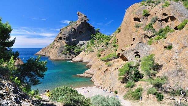 A coastal landscape with rocky cliffs, clear turquoise waters, and a sandy beach. - Warm, air-conditioned, 2-bedroom house 3 km from La Ciotat beaches. (Ceyreste)