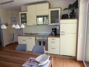 Kühlschrank, Mikrowelle, Ofen, Geschirrspüler