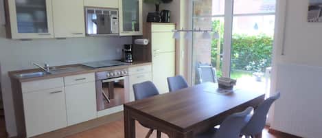 Frigorífico, microondas, horno y lavavajillas