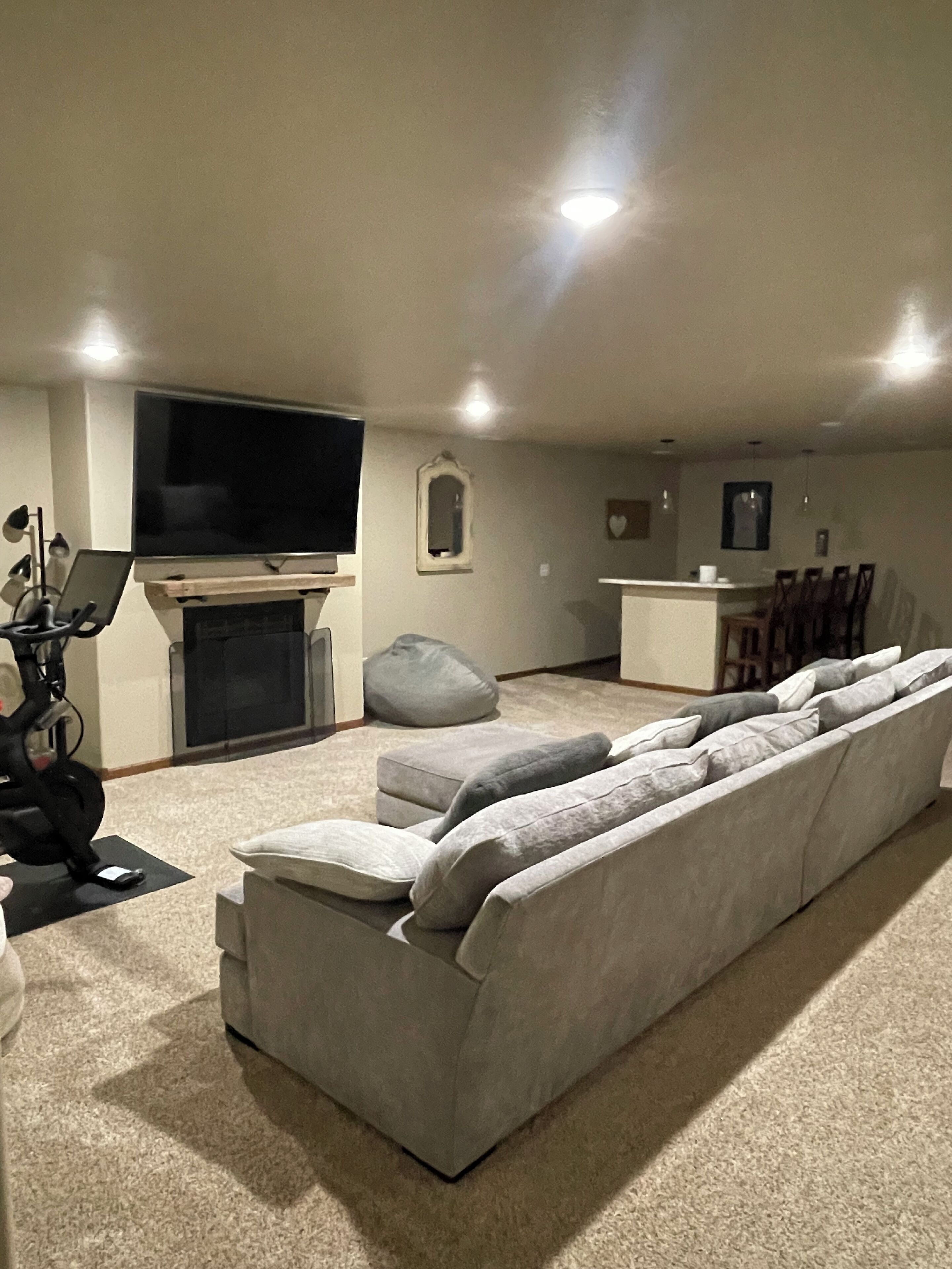 Smart-TV, Kamin, Bücher