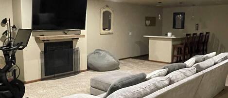 TV connectée, cheminée, livres