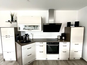 Fridge, microwave, stovetop, dishwasher