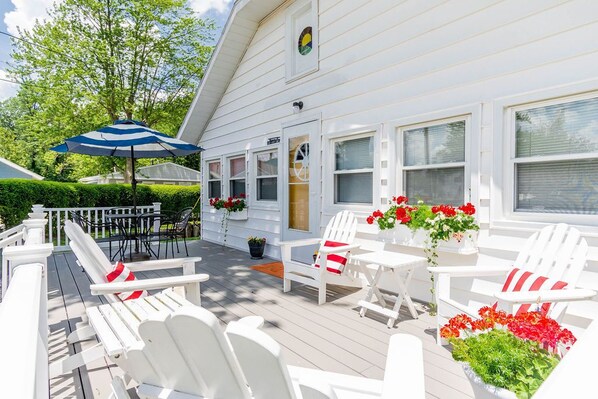 Outdoor dining - Available for off season rental (Belle Center)