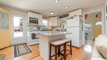 Køleskab, mikrobølgeovn, ovn, kogeplade