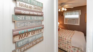 Eine Wand mit Holzschildern mit motivierenden Sprüchen.
