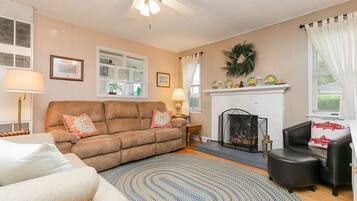 Smart-tv, pejs, dvd-afspiller, bøger