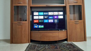 Puisesta materiaalista valmistettu viihdekeskus, jossa on litteänäyttöinen televisio, jolla voi käyttää erilaisia suoratoistopalveluita.