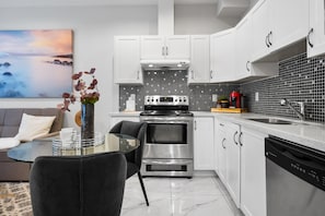 Réfrigérateur, four à micro-ondes, un four, surface de cuisson