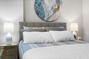 2 chambres, bureau, fer et planche à repasser, lit de bébé portatif