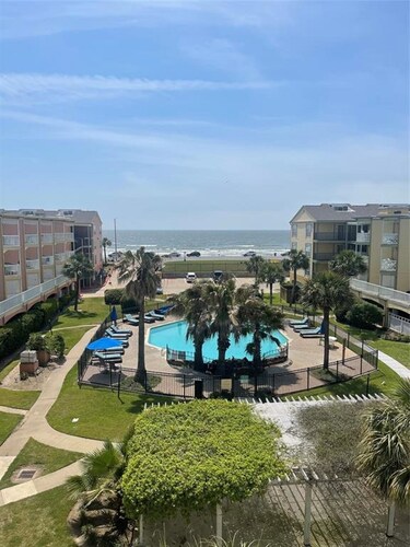 Oceanfront condo with beach view – 2 pools