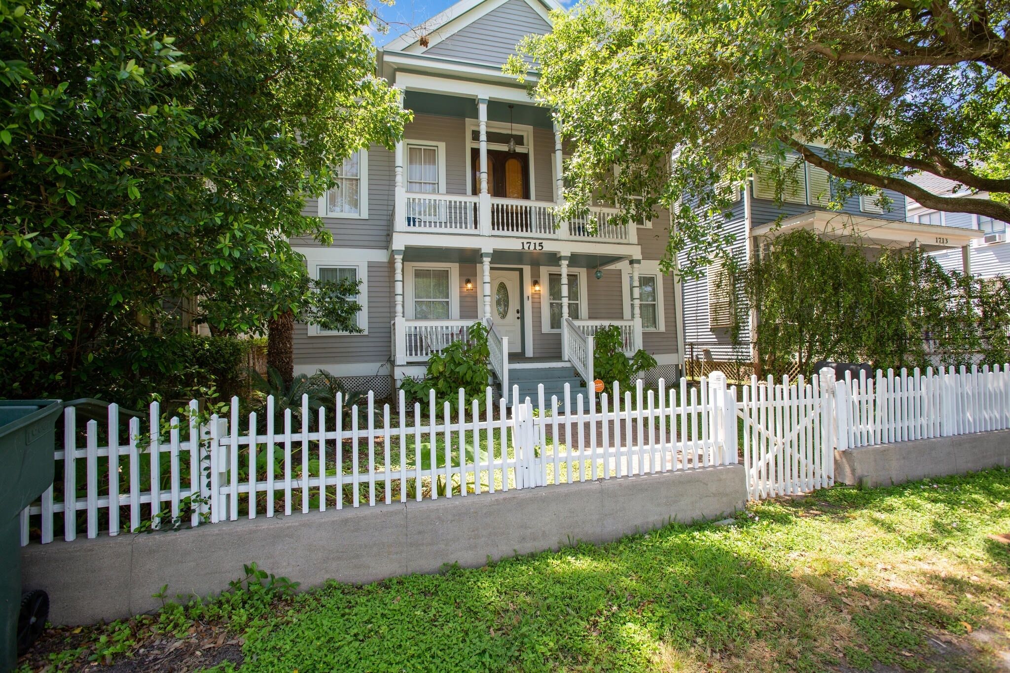Antigua Key - just a couple blocks to Seawall Beaches, shops, restaurants and Pleasure Pier! by RedAwning