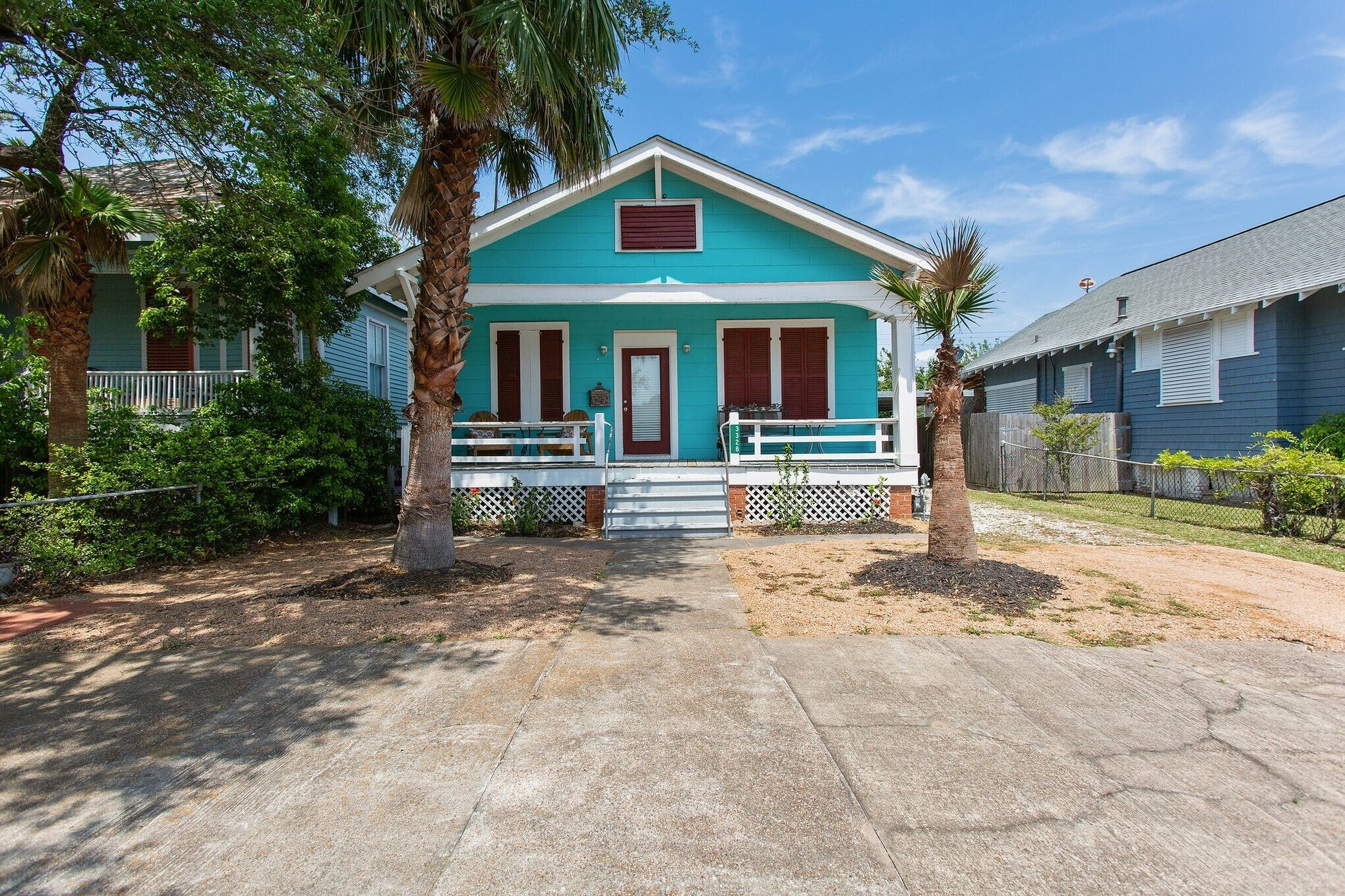 Sea Life - Just Blocks to Beach! by RedAwning