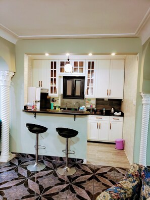 Kühlschrank, Ofen, Herdplatte, Wasserkocher