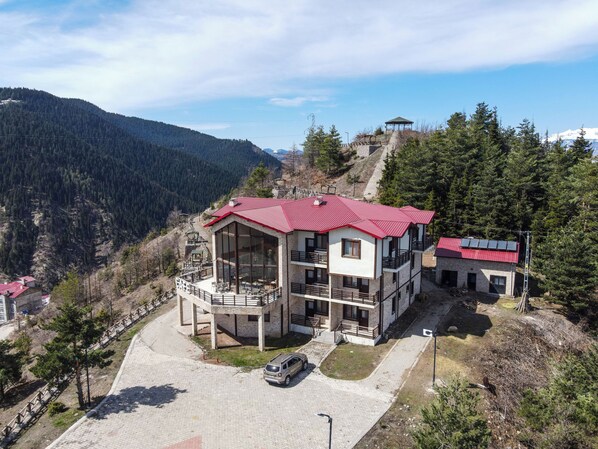 Vista frontal de la propiedad