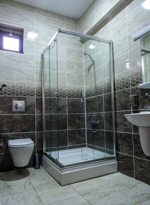 Chambre Deluxe | Salle de bain | Douche, articles de toilette (gratuits), séchoir à cheveux, pantoufles