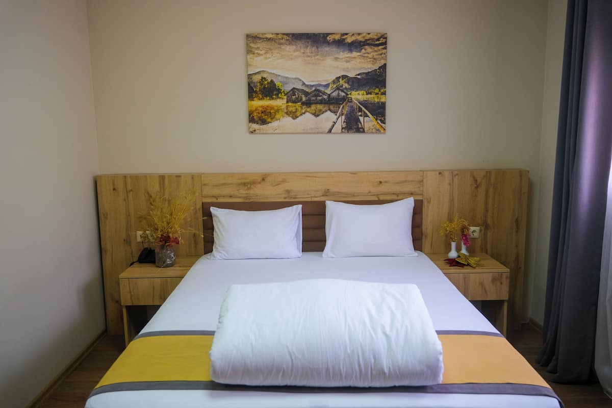 1 bedroom, premium bedding, desk, laptop workspace