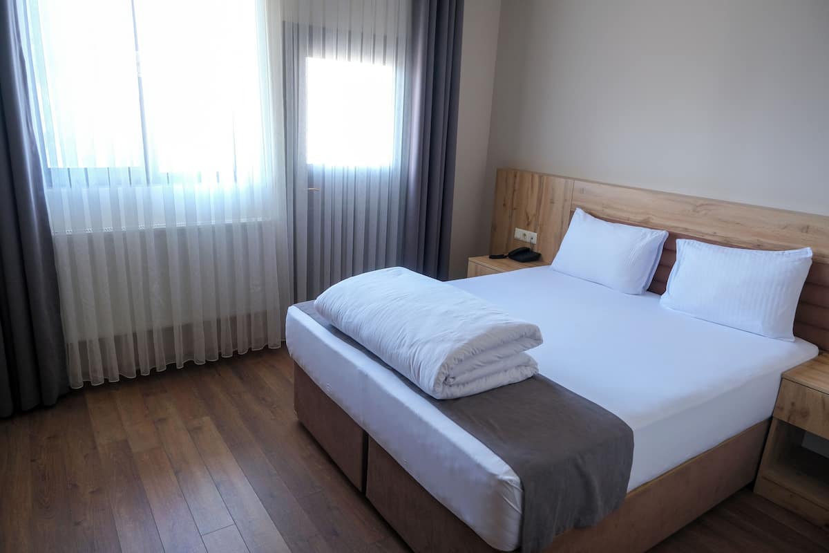 1 bedroom, premium bedding, desk, laptop workspace