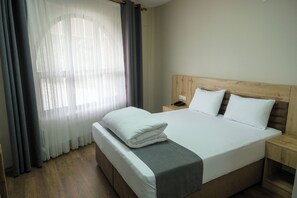 Habitación económica | Ropa de cama de alta calidad y escritorio 