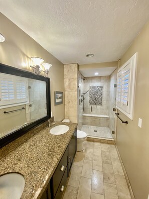 Bathtub, bidet - Amazing Willow Creek Home with Views (Sandy)