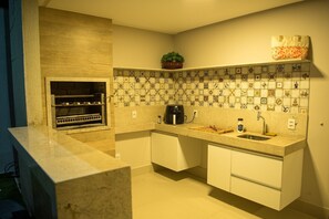 Fridge, cookware/dishes/utensils - Casa na Praia de Graçandu por Carpediem (Extremoz)